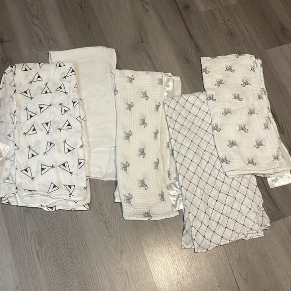 MUSLIN SWADDLES. - Picture 3 of 5